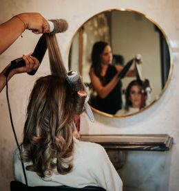 Een foto van Anthe van Salon Couleur die een klant brusht bij Hair & Beauty Boetiek