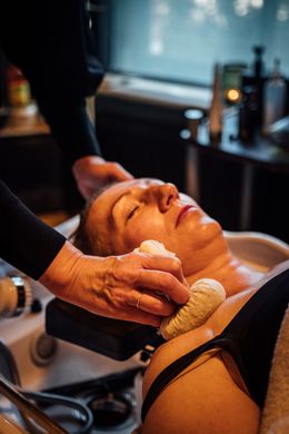 Anthe en Els voor de salon