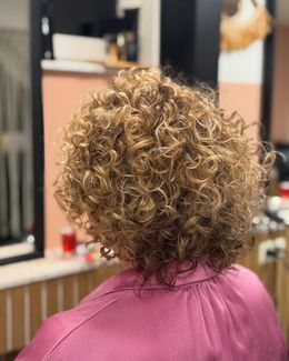 Een foto van een klant na een krullensnit bij Hair & Beauty Boetiek