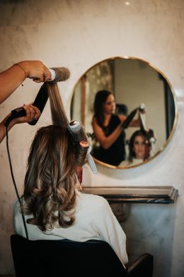 Anthe van Salon Couleur die een klant brusht bij Hair & Beauty Boetiek